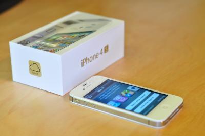 Factory Unlocked Apple iPhone 4S 64GB Available (BLACK AND WHITE)