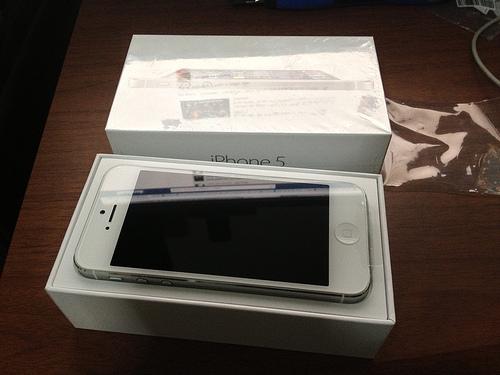 New Arrival Apple iPhone 5 16GB (White)  Unlocked & Samsung GT-I9300 Galaxy S III 16GB(White) % iPhone 4s 16Gb