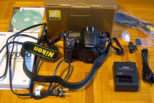 Nikon D7000 Digital SLR Camera with Nikon AF-S DX 18-200mm VR lens ...$800usd