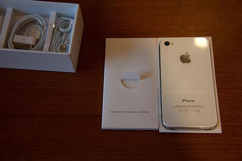 Factory Unlocked Apple iPhone 4S 64GB Available (BLACK AND WHITE)