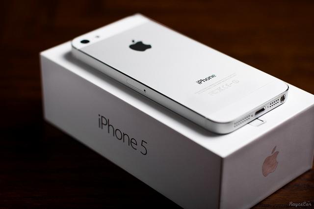 (Buy 2 Get 1 free) : Brand New iPhone 5 16GB, 32GB And 64GB / Apple iPad 4
