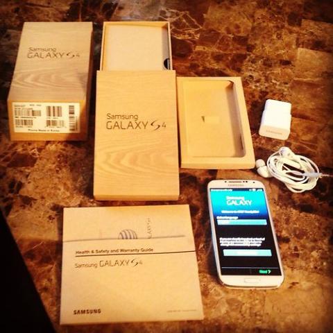for sale: Brand new Apple iphone 5 32gb samsung galaxy s4