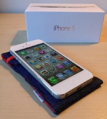 F/S:Apple iPhone 5 64GB & BlackBerry Porsche P9981 BBM ( 21F888057)