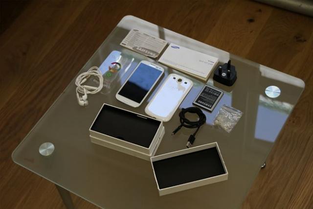 FOR SALE: Apple iPhone 5 / Samsung Galaxy S III